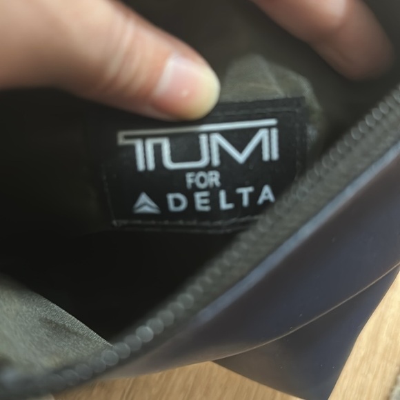 TUMI x DELTA | Navy Cosmetic Amenities Pouch - Picture 4 of 5